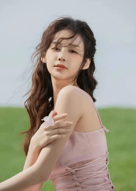 吊带|郑合惠子穿蜜桃裙露香肩，肤如白脂笑容甜美，梦幻似公主