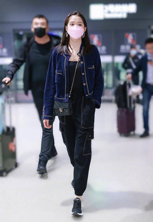 郑钧|郑钧老婆太幸福了!穿羊羔绒外套扛18斤巧克力,全世界只有2颗