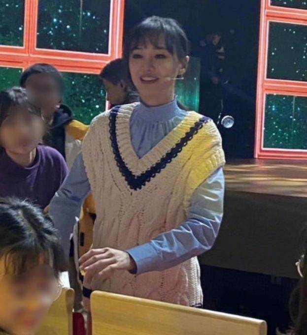 郑爽录|郑爽录节目跟康辉同台,穿针织衫配褶皱裙,衣服不合适气质正相符