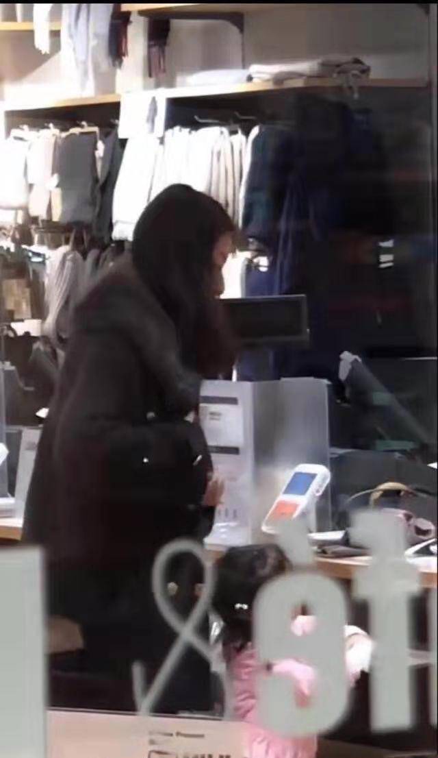 黑色|郭晶晶带女儿逛平价店，穿双排扣风衣，女儿“小不点儿”穿衣土萌
