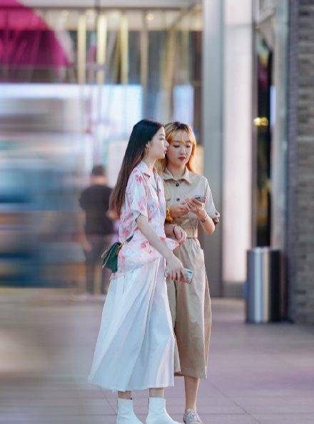 元素|越“老气”越时髦，旧货也能高级又时尚，花衬衣这样搭配更显“贵”