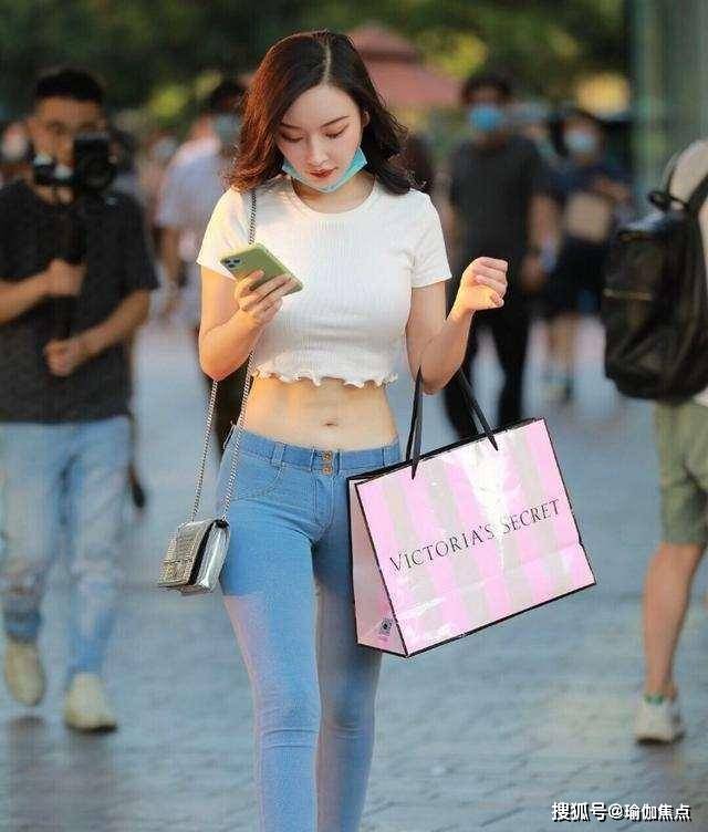 身材|瑜伽裤搭配起来更抢镜，展现不一样的女性美