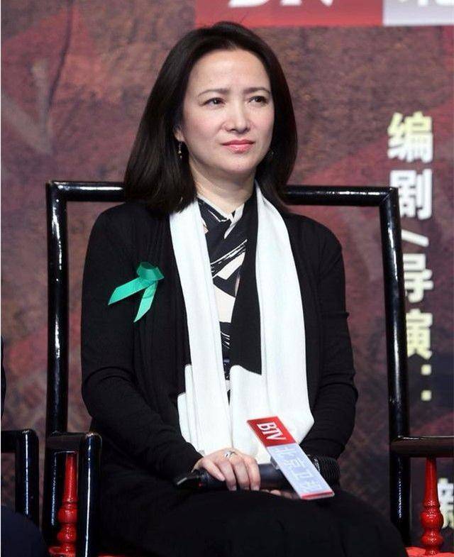 骨子里|57岁何晴胖得坦荡,穿紧身衣暴露“奶奶肚”,骨子里的自信真美