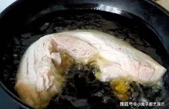 做法|五花肉往油锅一扔，不炒不炖不红烧，简单几步，上桌3斤都不够吃