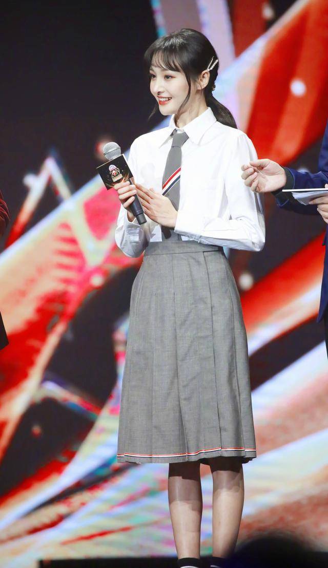 郑爽录|郑爽录节目跟康辉同台,穿针织衫配褶皱裙,衣服不合适气质正相符