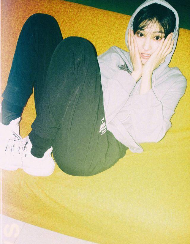 郑爽录|郑爽录节目跟康辉同台,穿针织衫配褶皱裙,衣服不合适气质正相符