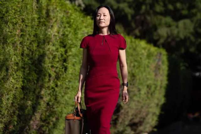 元素|孟晚舟出庭造型彻底换风格！复古波点长裙好淑女，比包臀裙更少女