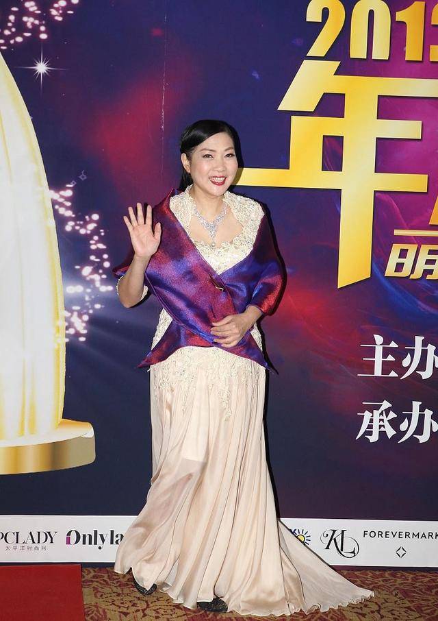 曲线|沈丹萍的女人味挺难得,身材丰满有曲线,穿礼裙看着就高级