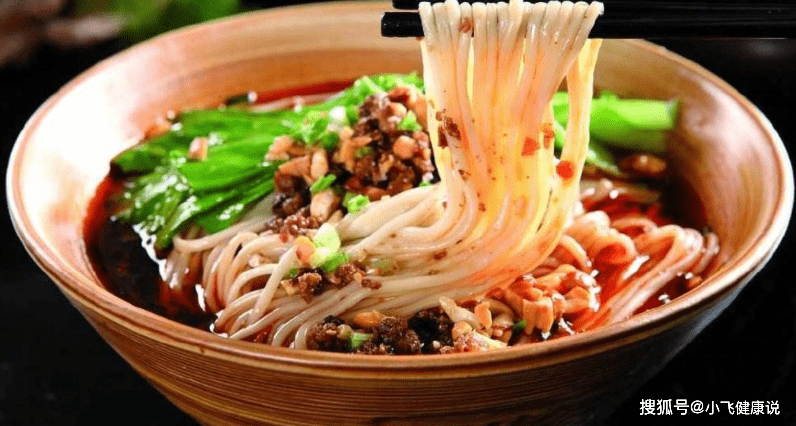 面包|你早餐不选什么食物？营养师：少吃三种食物，以帮助你保护肠胃！