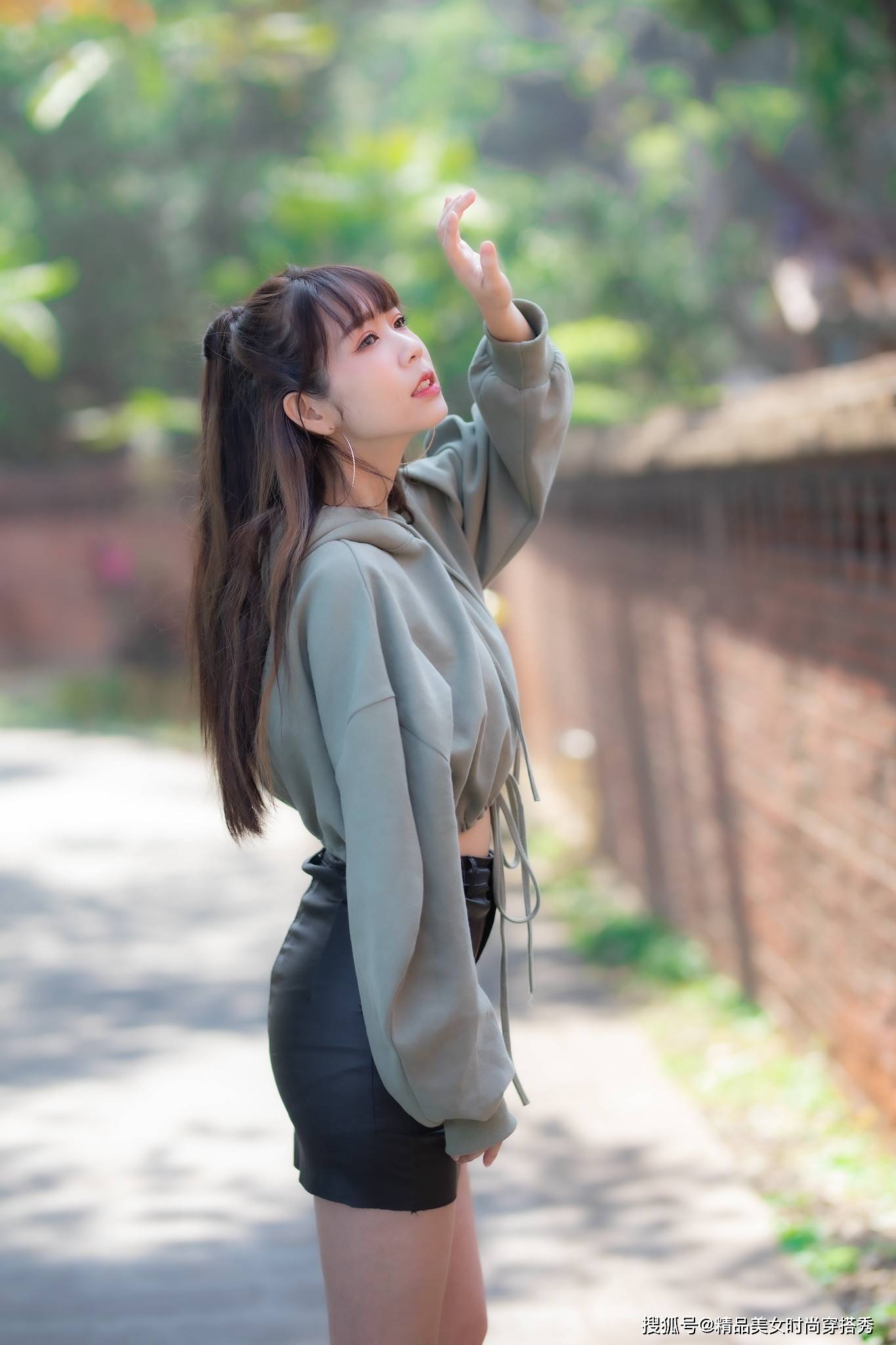 卫衣|初秋季节这么穿，你也能够成为街边那一道不可忽视的魅力焦点哦