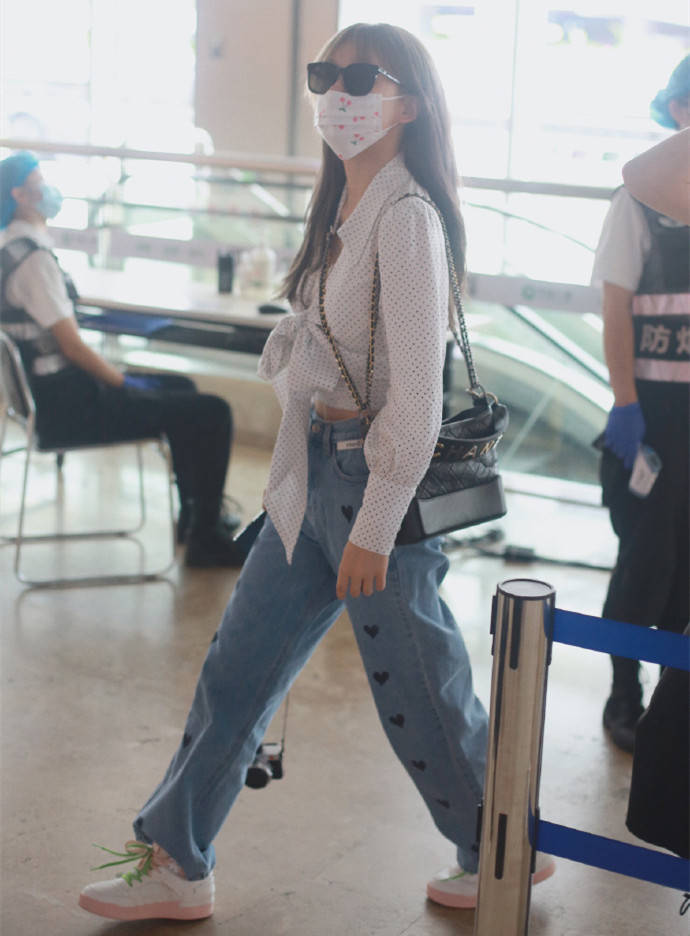 设计|沈梦辰晒美照为《披荆斩棘的哥哥》打call，波点衫配短裤，腿真长