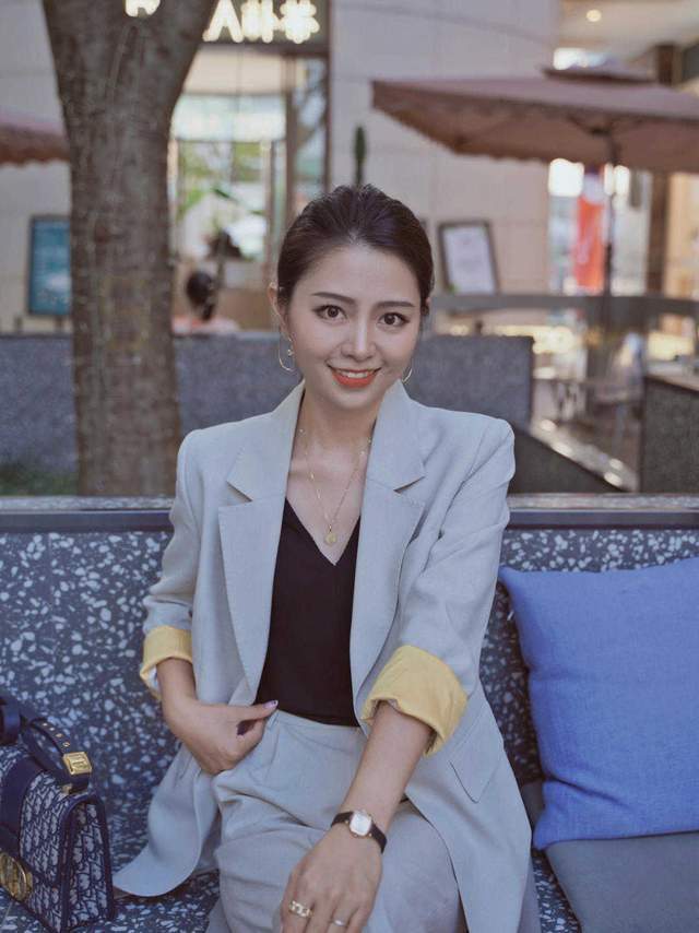 显得|小个子如何穿出“职场”范？一身灰色西服套装精致干练，显高显瘦