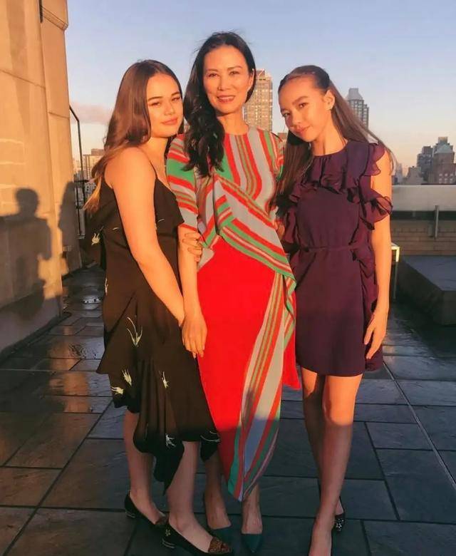 东方|邓文迪晒泳装照为女儿庆生!格俏皮长得像老爸,二女儿是东方美人