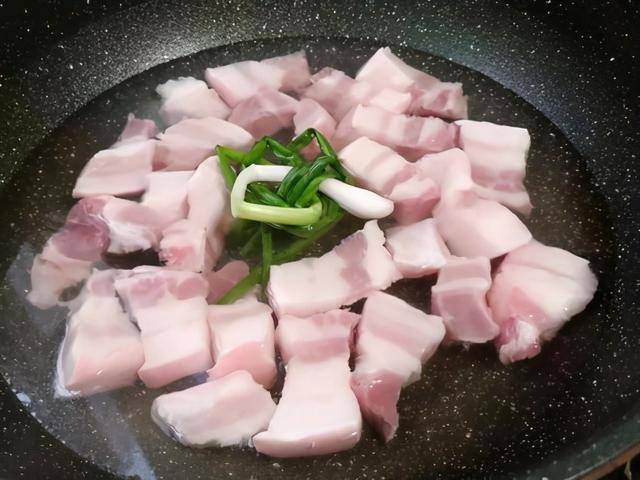 加入适量|红烧肉好吃有诀窍，教你做肉的正确做法与用料，红烧肉不好吃才怪