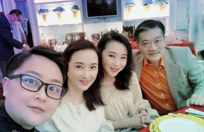 魅力|63岁“黄蓉”魏秋樺罕见参加阔太聚会，穿薄纱衣裙，老戏骨笑真甜