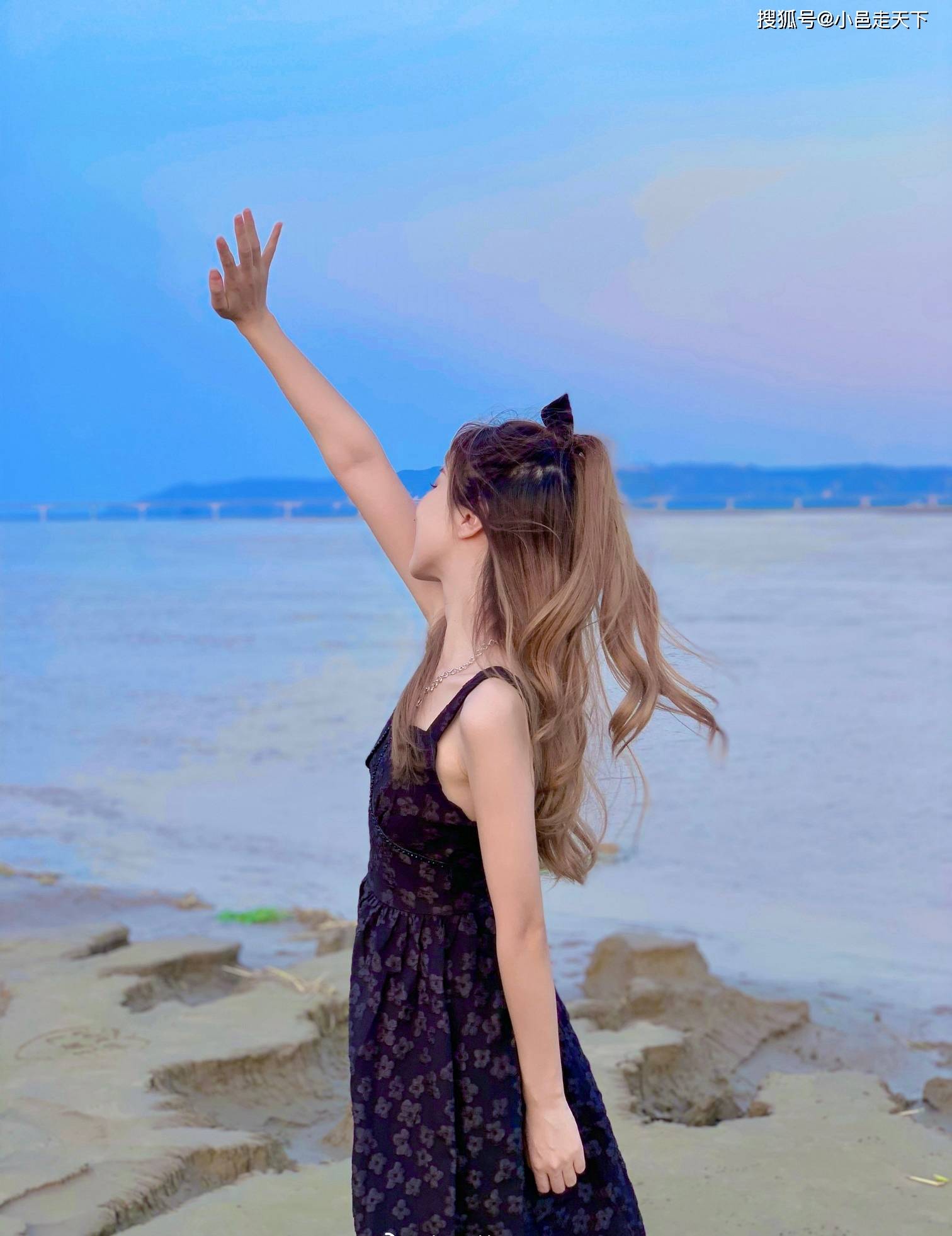 气质|史明蕙气质优雅小黑裙沙滩写真