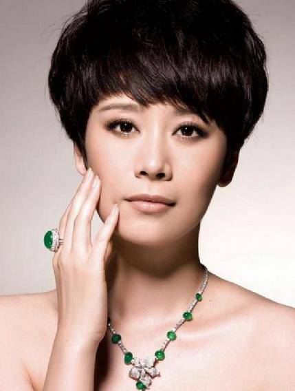 海清以一头短发搭配各色极品翡翠,尽显温婉大气!