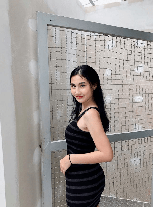 条纹|大圆脸的越南女生，条纹连衣裙的穿搭，展现出青春和甜美