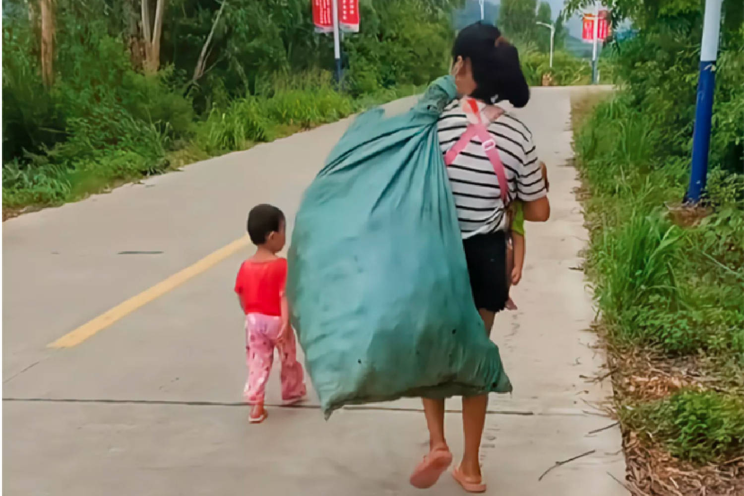 垃圾|24岁二胎妈妈烈日下捡垃圾，抱一个拉一个，哀其不幸却也怒其不争