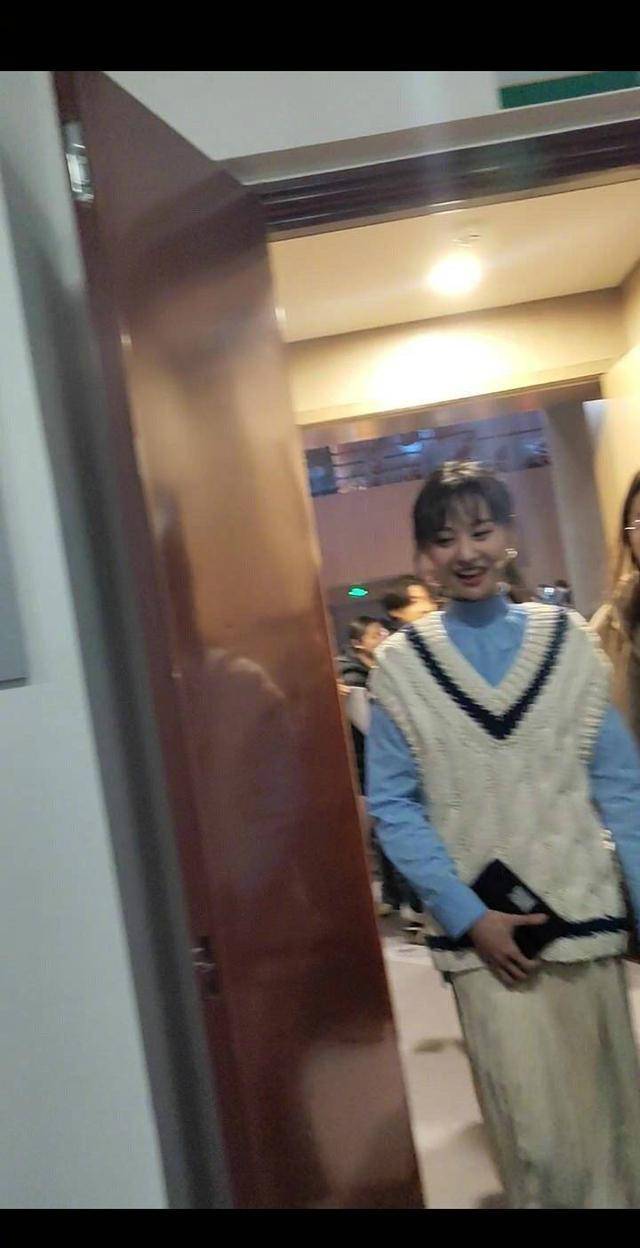 郑爽录|郑爽录节目跟康辉同台,穿针织衫配褶皱裙,衣服不合适气质正相符