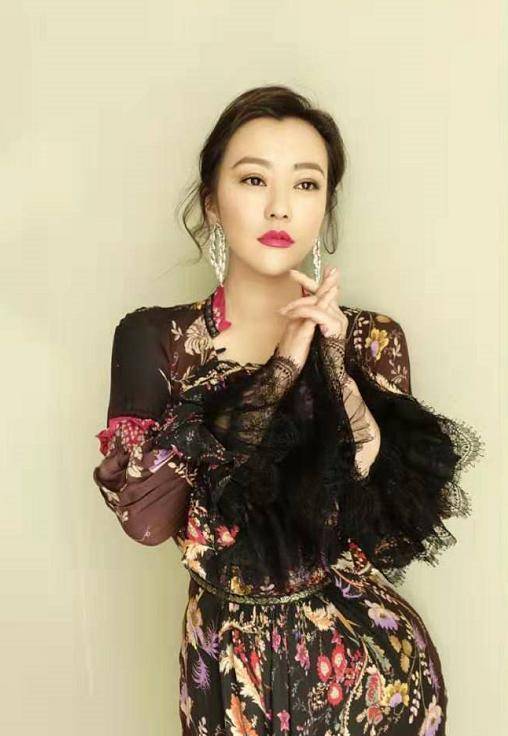 黑色|郝蕾单身后好清瘦，穿脏橘色连帽衫稳重大气，一旁张杰37岁似少年