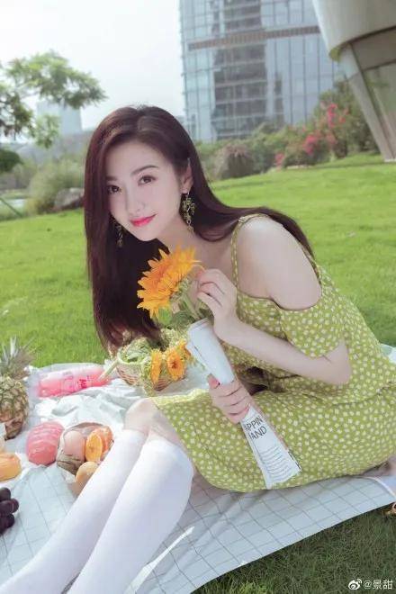 身材|景甜穿绿色波点吊带裙很是甜美!雪肤玉貌太性感靓丽