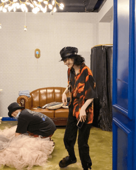 工装裤|迪丽热巴真会玩,港风衬衫配工装裤,秒变帅气小男友