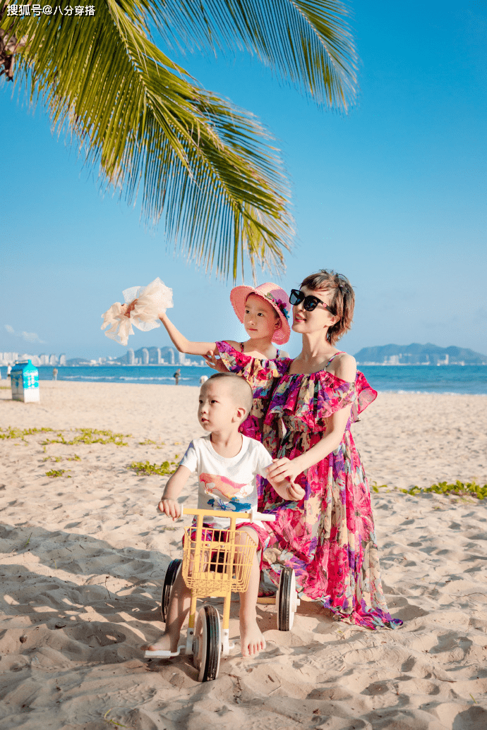 黑色|金巧巧虽是“大婶”年纪，穿黑色连衣裙成熟优雅，气质不输年轻人
