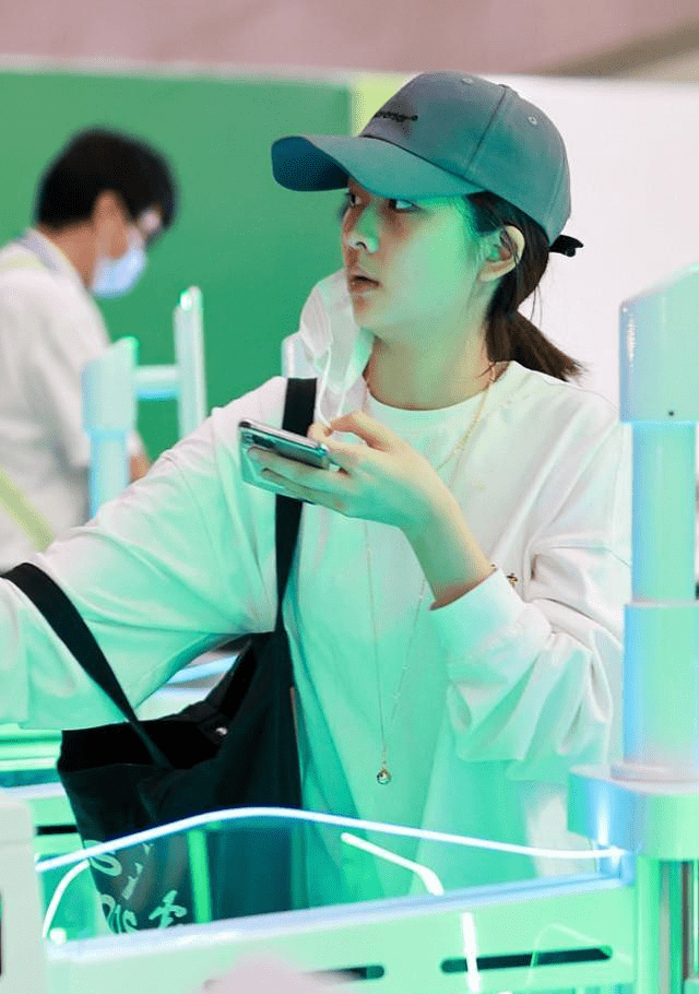 整体|黄多多的长相可真是随了妈妈，“下衣失踪”大秀长腿，青春有活力