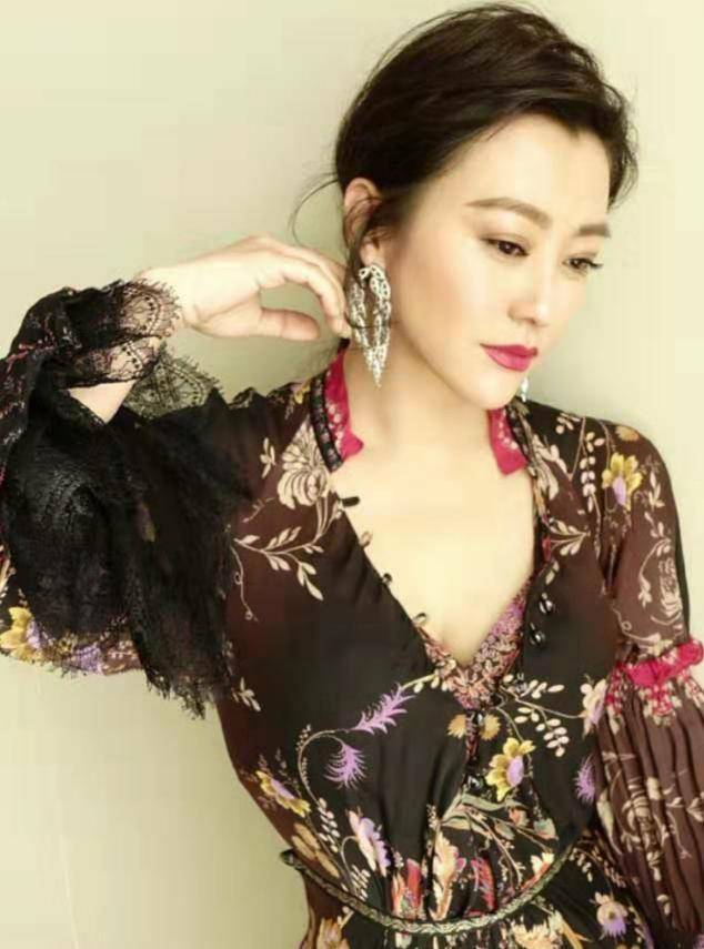 黑色|郝蕾单身后好清瘦，穿脏橘色连帽衫稳重大气，一旁张杰37岁似少年