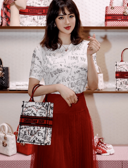 饱和度|华为二公主姚安娜现身奢侈品活动，一袭红裙气色佳，可惜妆太浓