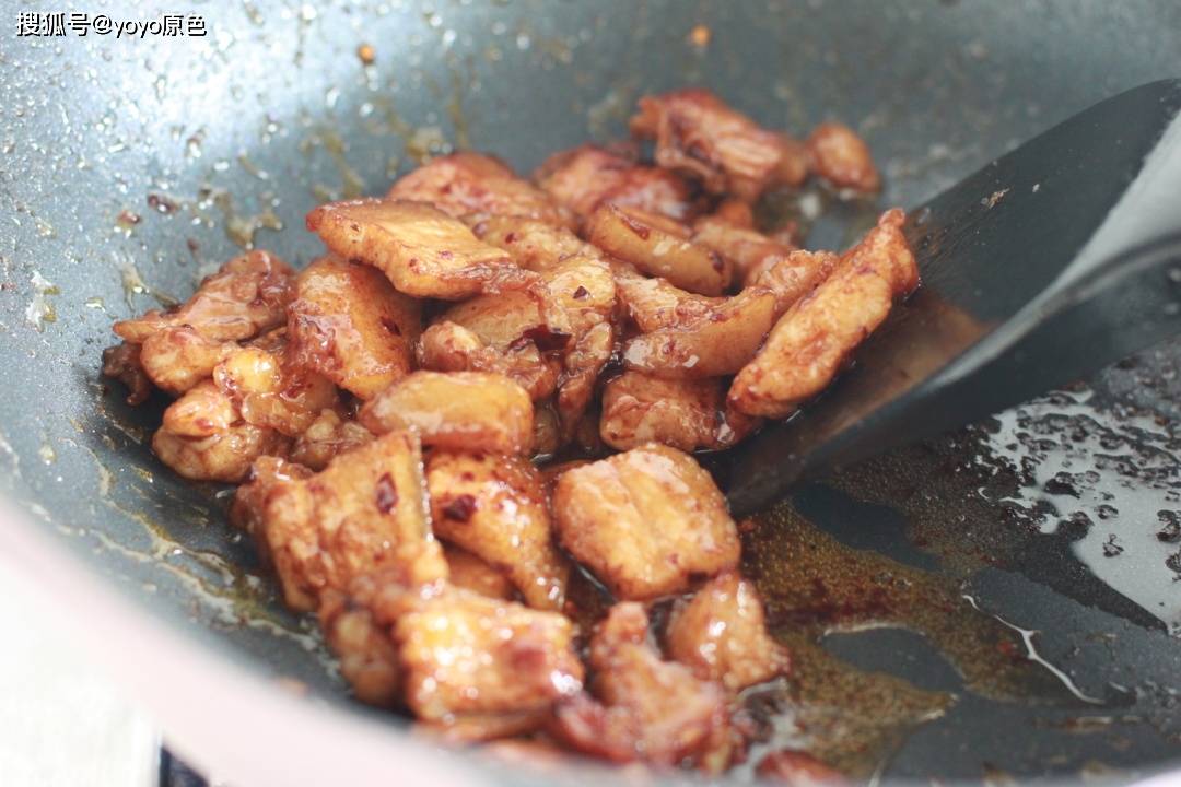 做法|五花肉和青椒先炒哪个？看看我的做法，连吃三天都不腻