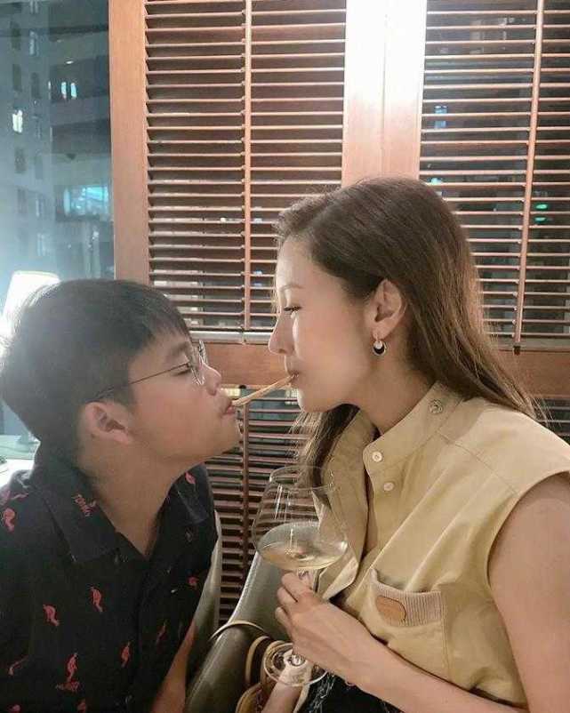饼干|51岁李嘉欣不避忌，和10岁儿子对嘴吃饼干，穿无袖裙真年轻