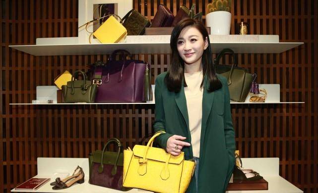 驼色|李小冉的长相真大气，穿上西装挺有“女老板”的范儿，气场好强