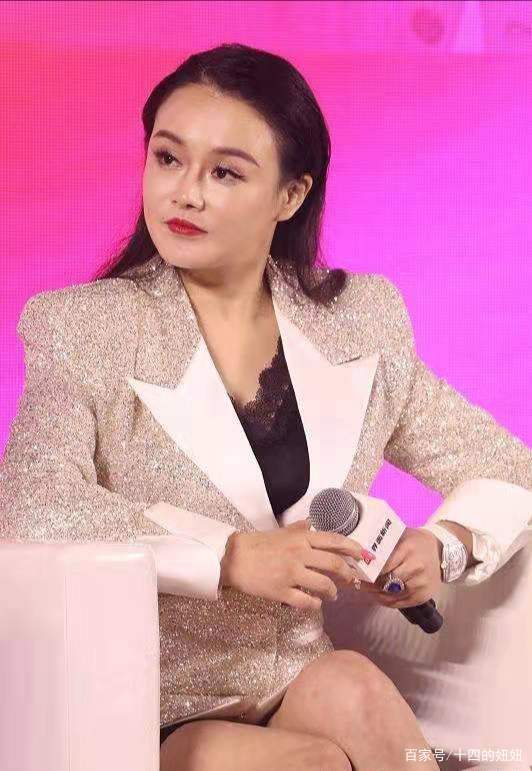 金色|冉莹颖又穿成了女企业家，金色西装太土味，露出蕾丝内搭更低级