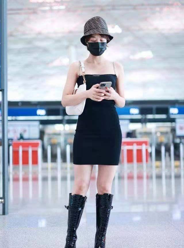 身材|穿吊带裙别再配“高跟鞋”了，学蓝盈莹穿异风格，潮范十足显高级
