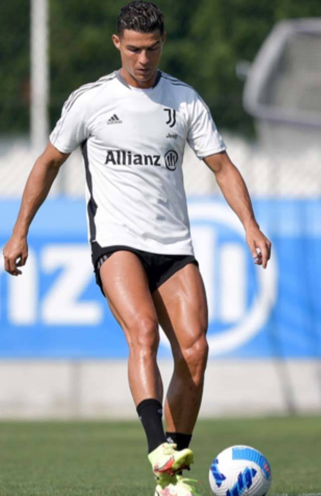 原创c罗晒出和迷你罗的合照!训练后努力教导儿子,一家人过得很开心