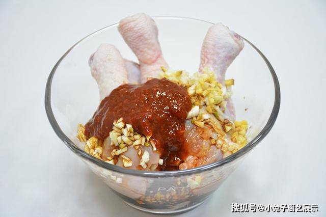 食品|电饭煲做鸡腿，不用油炸，不用烤箱，简单做出鲜嫩多汁的美味鸡腿