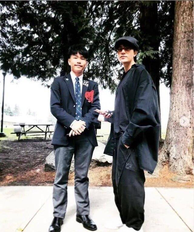 色调|陈坤儿子18岁庆生，穿西装打领带帅气十足，妈妈依旧没来周迅来了