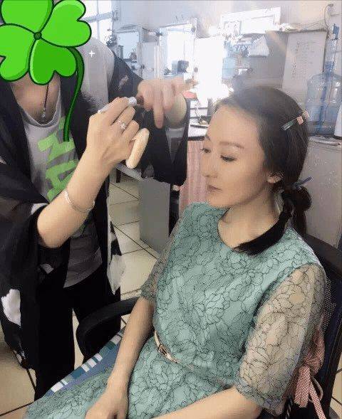 何晴|何晴的穿搭减分了，气质型女性，造型却随性，审美让人捉摸不透