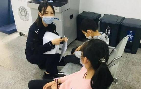 女儿|“俩兄妹关系真好”，话音刚落妹妹突然大哭，掀开衣服后母亲泪目