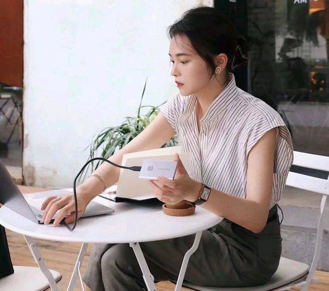 喇叭裤|早秋穿搭可以选择简约的衬衫，只要会搭配，让你一周穿搭不重样