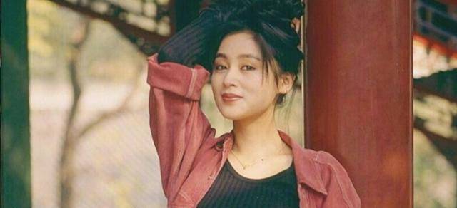 自拍|陈红51岁生日，深夜与陈飞宇依偎自拍，年轻时穿的真俏跟儿子撞脸