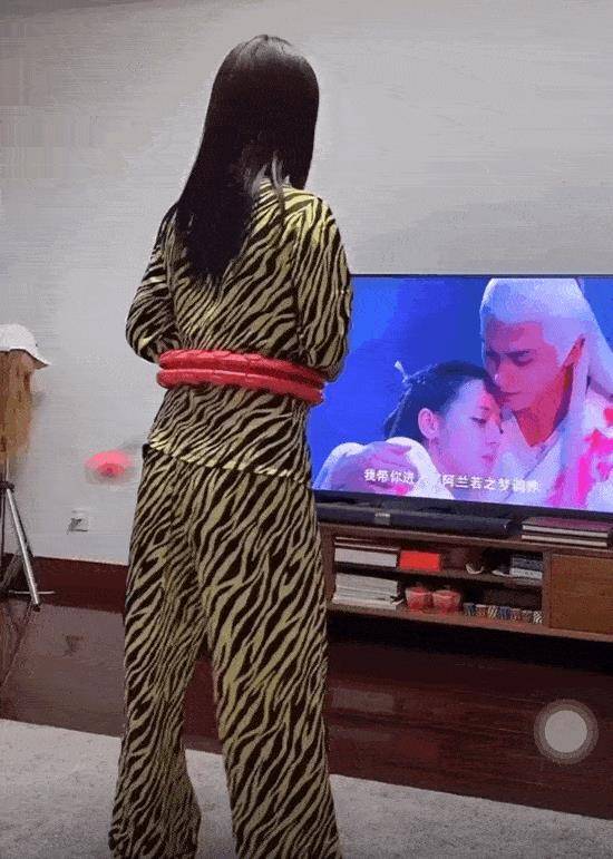 身材|美女爱穿“无痕裤”，婀娜身姿让人着迷，坚持运动或是关键