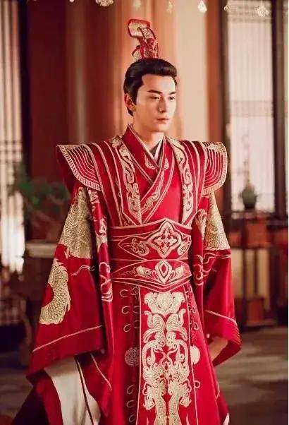 男星|古装红衣美男，龚俊、杨洋、肖战等男星，谁是你心头的朱砂痣？