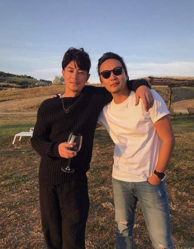 后林|夫妻吵架后林心如现身！穿牛仔连体衣秀时髦，一抬手显示婚姻状态