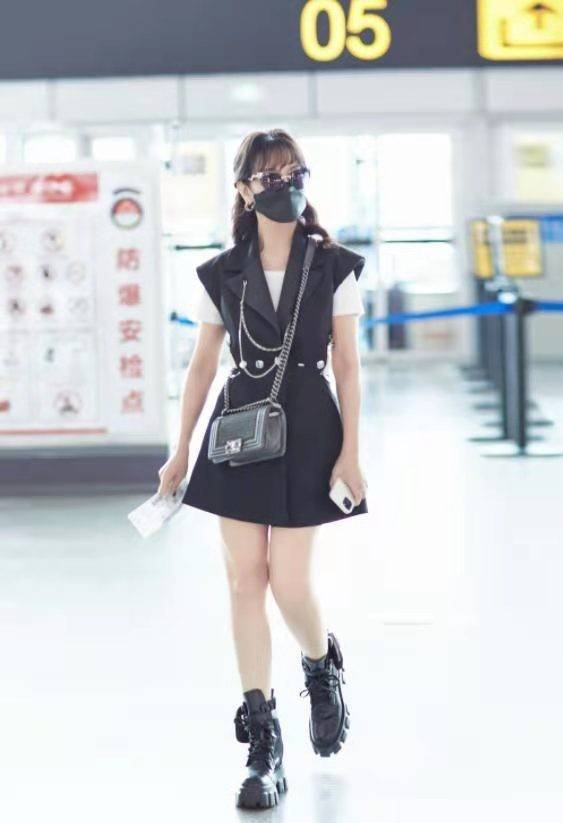 黑色|赵雅芝穿得跟个小姑娘似的，黑色长马甲帅气十足，怎么看都不像“奶奶”