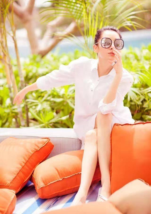 天鹅|许晴是冻龄女神，穿黑色礼服天鹅颈优越，看不出已经年过半百