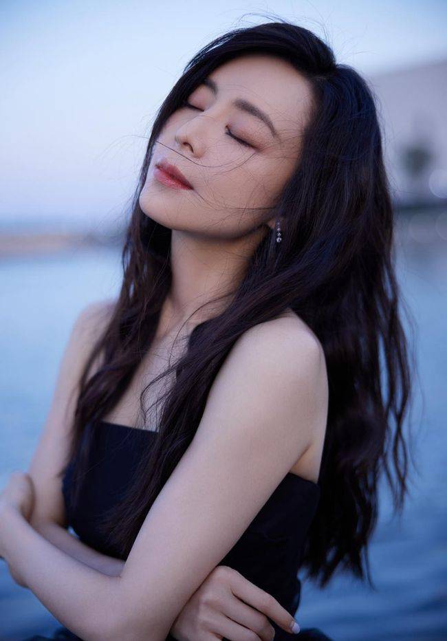 黑色|张静初媚骨天成挺柔的,穿抹胸黑裙秀腰身线条,看气度不像中年人