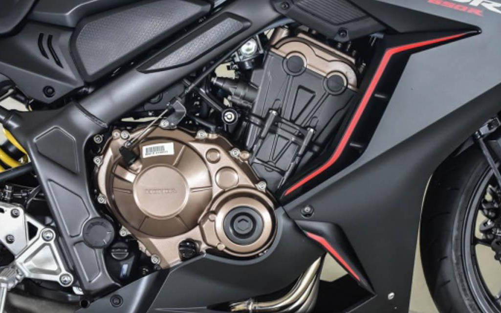 cbr650r所采用的动力心脏是一具649c.c.的水冷并列四缸引擎.